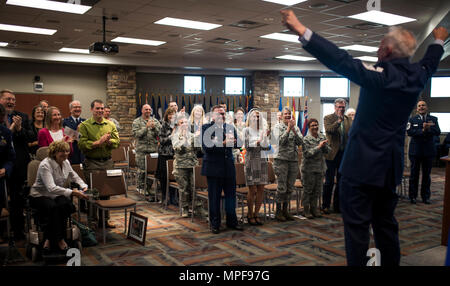 "Ich bin Rentner!" schreit Chief Master Sgt. Tom Kimball zum Publikum auf offiziell in den Ruhestand für die Luftwaffe, Feb 17, 2017 Buckley Air Force Base, Co.Kimball war mehr als 24 Jahre bei der Luftwaffe. (U.S. Air Force Foto/Tech. Sgt. David Salanitri) Stockfoto