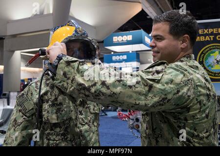 SAN DIEGO (Feb. 21, 2017) Konstruktionsmechaniker 1. Klasse Matthew Ramirez passt ein tauchen Helm auf Builder 2. Klasse Aaron Braun bei der Marine Expeditionary Combat Command (NECC) Ausstellung im Westen 2017. Jetzt in seinem 27. Jahr, WEST 2017 bringt Militär und Branchenführern zusammen mit den Machern der militärischen Plattformen und die Designer der heutigen neuesten Technologien zu engagieren. WEST 2017 wird gemeinsam von der AFCEA International und die US Naval Institute gefördert. (U.S. Marine Foto von Mass Communication Specialist 2. Klasse Ellen Hilkowski) Stockfoto