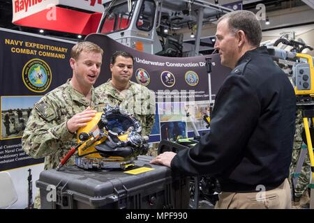 SAN DIEGO (Feb. 21, 2017) Builder 2. Klasse Aaron Brown, Links, und Konstruktionsmechaniker 1. Klasse Matthew Ramirez ein tauchen Helm hinten Adm erklären. Brian Brakke, Commander, Marine Expeditionary Combat Command (NECC) an der NECC Ausstellung im Westen 2017. Jetzt in seinem 27. Jahr, WEST 2017 bringt Militär und Branchenführern zusammen mit den Machern der militärischen Plattformen und die Designer der heutigen neuesten Technologien zu engagieren. WEST 2017 wird gemeinsam von der AFCEA International und die US Naval Institute gefördert. (U.S. Marine Foto von Mass Communication Specialist 2. Klasse Ellen Hilkowski) Stockfoto