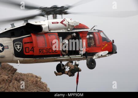 170210-N-IM-823-485 FALLON, Nev (Feb. 10, 2017) Segler auf die Such- und Rettungsteam onboard Naval Air Station Fallon verhalten Cliffside rescue Übungen mit einem MH-60S Sea Hawk Hubschrauber (USA zugewiesen Marine Foto von Mass Communication Specialist 1. Klasse Joseph R. Vincent/Freigegeben) Stockfoto