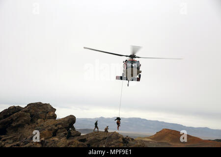 170210-N-IM-823-108 FALLON, Nev (Feb. 10, 2017) Segler auf die Such- und Rettungsteam onboard Naval Air Station Fallon verhalten Cliff Side rescue Übungen mit einem MH-60S Sea Hawk Hubschrauber zugeordnet. (U.S. Marine Foto von Mass Communication Specialist 1. Klasse Joseph R. Vincent/Freigegeben) Stockfoto