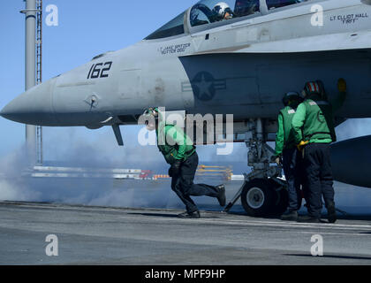 170220-N-KR 702-175 PAZIFISCHEN OZEAN (Feb. 20, 2017) Segler bereiten Sie eine F/A-18F Super Hornet aus der Fliegenden Adler von Strike Fighter Squadron (VFA) 122 aus dem Flight Deck des Flugzeugträgers USS Nimitz (CVN 68) gestartet werden. Das Schiff ist im Gange, die Flotte Austausch squadron carrier Qualifikationen. (U.S. Marine Foto von Petty Officer 2. Klasse Holly L. Herline/Freigegeben) Stockfoto