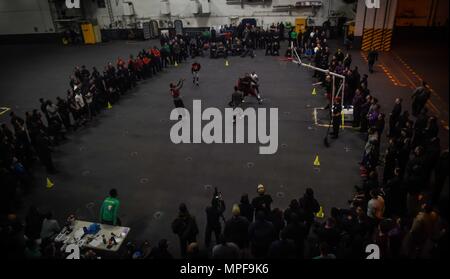 170219-N-MJ 135-137 PAZIFISCHEN OZEAN (Feb. 19, 2017) Segler die Teilnahme an einem 3-on-3 Basketball Turnier im Hangar Bucht der Flugzeugträger USS Theodore Roosevelt (CVN 71). Das Schiff ist vor der Küste von Südkalifornien die Durchführung von routinemäßigen Ausbildungsmaßnahmen. (U.S. Marine Foto von Mass Communication Specialist 3. Klasse Spencer Roberts/Freigegeben) Stockfoto