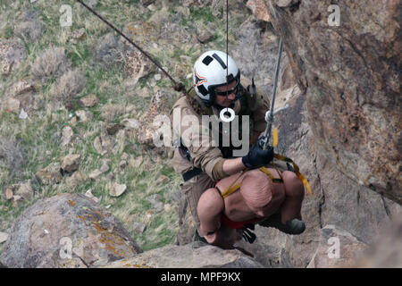 170210-N-IM-823-294 FALLON, Nev (Feb. 10, 2017) Naval Aircrewman (Hubschrauber) 1. Klasse Nathan Dobbs, der Such- und Rettungsteam onboard Naval Air Station Fallon zugeordnet, nimmt an einem cliffside Rescue Training. (U.S. Marine Foto von Mass Communication Specialist 1. Klasse Joseph R. Vincent/Freigegeben) Stockfoto