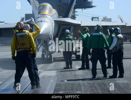 170220-N-KR 702-017 PAZIFISCHEN OZEAN (Feb. 20, 2017) Segler direkt eine F/A-18E Super Hornet, die "Bürgerwehr" der Strike Fighter Squadron (VFA) 151 auf ein katapult an Bord der Flugzeugträger USS Nimitz (CVN 68). Das Schiff ist im Gange, die Flotte Austausch squadron carrier Qualifikationen. (U.S. Marine Foto von Petty Officer 2. Klasse Holly L. Herline/Freigegeben) Stockfoto