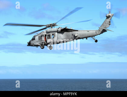 Pazifik (Feb. 19, 2017) Eine MH-60S Sea Hawk Hubschrauber, von der Ladegeräte Hubschrauber Meer Combat Squadron (HSC) 14, weg von der Flight Deck des Flugzeugträgers USS Nimitz (CVN 68). Der Nimitz wird derzeit die Durchführung flotte Austausch squadron carrier Qualifikationen. (U.S. Marine Foto von Mass Communication Specialist Seaman Cole Schroeder/Freigegeben) Stockfoto