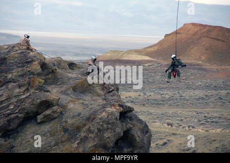 170210-N-IM-823-071 FALLON, Nev (Feb. 10, 2017) Segler auf die Such- und Rettungsteam onboard Naval Air Station Fallon verhalten Cliff Side rescue Übungen mit einem MH-60S Sea Hawk Hubschrauber (USA zugewiesen Marine Foto von Mass Communication Specialist 1. Klasse Joseph R. Vincent/Freigegeben) Stockfoto