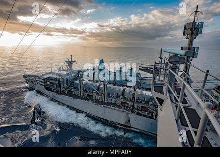 170218-N-WG 055-208 MITTELMEER (Feb. 18, 2017) Die schnelle Combat support ship USNS (T-AOE6), Mitte, ist unterwegs mit der Dänischen Marine Fregatte HDMS Peter Willemoes (F 362) und dem Flugzeugträger USS George H.W. Bush (CVN 77) während einer Auffüllung-auf-See. Die George H.W. Bush Carrier Strike Group ist die Durchführung von naval Operations in den USA 6 Flotte Bereiche des Betriebes zur Unterstützung der Operation inhärenten Lösen. (U.S. Marine Foto von Mass Communication Specialist Seaman Apprentice Kyle A. Moore/Freigegeben) Stockfoto