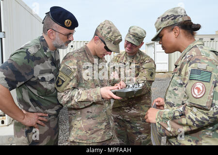 Us-amerikanische und französische militärische Mitglieder ihre Fähigkeit, eine feuchtkugeltemperatur zu verwenden - Globus Temperatur (Wbgt) Kit in ein Feld Abwasserentsorgung Team Training Kurs zur Unterstützung von Combined Joint Task Force-Horn von Afrika, am Lager Lemonnier, Djibouti, 14.02.2017, zeigen. Der WBGT-Kit ist ein Instrument für die Bereitstellung von Informationen über heißem Wetter Gefahren für die Gesundheit der Truppen, die in Ausbildung stehen. Combined Joint Task Force-Horn von Afrika ist eine multinationale Anstrengung theater Sicherheit Zusammenarbeit durchzuführen, die Bekämpfung des gewalttätigen Extremismus und Freizügigkeit in Ostafrika aktivieren, um amerikanische Interessen zu verteidigen und-Support Stockfoto