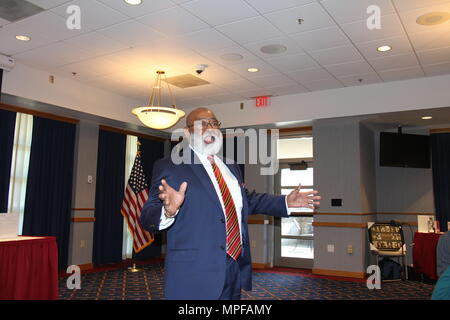 Willie Larkin, der ehemalige Präsident der Grambling State University in Louisiana, spricht mit Fort McCoy Mitglieder der Gemeinschaft bei der Einhaltung der Installation von Afrikaner/Black History Month on Feb 9, 2017, in Mccoys Community Center. (U.S. Armee Foto von Aimee Malone, Public Affairs Office, Fort McCoy, Wis.) Stockfoto