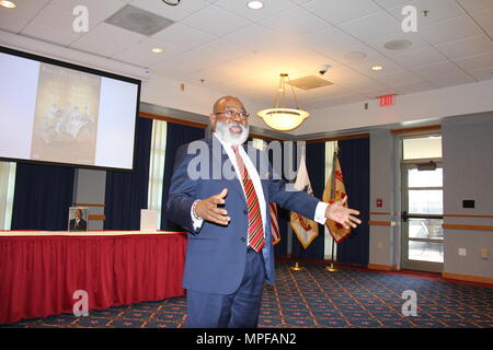 Willie Larkin, der ehemalige Präsident der Grambling State University in Louisiana, spricht mit Fort McCoy Mitglieder der Gemeinschaft bei der Einhaltung der Installation von Afrikaner/Black History Month on Feb 9, 2017, in Mccoys Community Center. (U.S. Armee Foto von Aimee Malone, Public Affairs Office, Fort McCoy, Wis.) Stockfoto