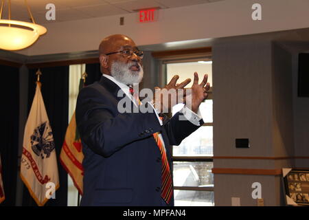 Willie Larkin, der ehemalige Präsident der Grambling State University in Louisiana, spricht mit Fort McCoy Mitglieder der Gemeinschaft bei der Einhaltung der Installation von Afrikaner/Black History Month on Feb 9, 2017, in Mccoys Community Center. (U.S. Armee Foto von Aimee Malone, Public Affairs Office, Fort McCoy, Wis.) Stockfoto