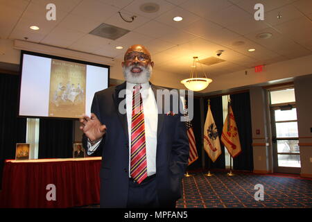 Willie Larkin, der ehemalige Präsident der Grambling State University in Louisiana, spricht mit Fort McCoy Mitglieder der Gemeinschaft bei der Einhaltung der Installation von Afrikaner/Black History Month on Feb 9, 2017, in Mccoys Community Center. (U.S. Armee Foto von Aimee Malone, Public Affairs Office, Fort McCoy, Wis.) Stockfoto