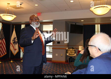 Willie Larkin, der ehemalige Präsident der Grambling State University in Louisiana, spricht mit Fort McCoy Mitglieder der Gemeinschaft bei der Einhaltung der Installation von Afrikaner/Black History Month on Feb 9, 2017, in Mccoys Community Center. (U.S. Armee Foto von Aimee Malone, Public Affairs Office, Fort McCoy, Wis.) Stockfoto