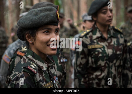 SCHOFIELD Kasernen, Hawaii - (Feb. 21, 2017) - Kapitän Sara Devi Tamang, einem nepalesischen Soldaten, sorgt sich Dschungel Überlebenstraining mit US-Soldaten bei der 25 Infanterie Division Jungle Operations Training Center. 25 Infanterie Division eine Delegation mit weiblichen nepalesische Armee Offiziere zu Informationen, Techniken, Taktiken und Vorgehensweisen auszutauschen, um die Wirksamkeit und die Integration der Frauen in den Kampf Rollen zu fördern. (Departement für Verteidigung Foto von Petty Officer 2. Klasse Aiyana S. ÖSTERLICHEN) Stockfoto