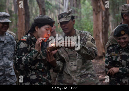 SCHOFIELD Kasernen, Hawaii - (Feb. 21, 2017) - Maj. Samjhana Shrestha, einem nepalesischen Soldaten, nimmt im Dschungel überleben Training mit US-Soldaten bei der 25 Infanterie Division Jungle Operations Training Center. 25 Infanterie Division eine Delegation mit weiblichen nepalesische Armee Offiziere zu Informationen, Techniken, Taktiken und Vorgehensweisen auszutauschen, um die Wirksamkeit und die Integration der Frauen in den Kampf Rollen zu fördern. (Departement für Verteidigung Foto von Petty Officer 2. Klasse Aiyana S. ÖSTERLICHEN) Stockfoto