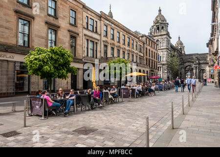 John Street in der Merchant City von Glasgow, an einem warmen Mai abends, mit den Menschen zu Fuß und andere Essen und Trinken. Schottland, Großbritannien Stockfoto