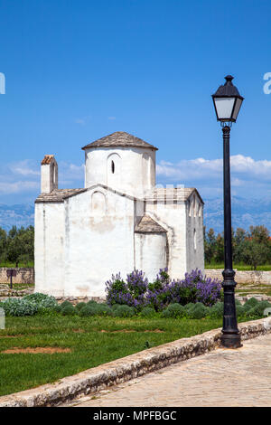 Die Kirche des Heiligen Kreuzes an der Kroatischen Ferienort Nin bei Zadar Kroatien, geglaubt, die kleinste Kathedrale der Welt. Stockfoto