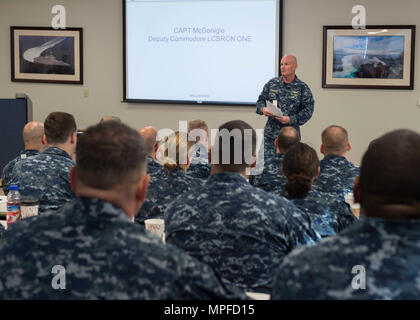 SAN DIEGO (Feb. 24, 2017) Kapitän Matthew McGonigle, Deputy Commodore, Littoral Combat Ship (LCS) Squadron (LCSRON) ein, spricht während der LCS finden Leadership Symposium am Naval Base San Diego. Fast 100 Führungskräfte aus über dem Littoral Combat Ship (LCS) Naval Reserve Force und aktive Kraft treffen sich an diesem Wochenende fortgesetzt Strategien für Erfolg und künftige Änderungen für die Naval Reserve LCS-Programm zu diskutieren.. (U.S. Marine Foto von Mass Communication Specialist 3. Klasse Craig Z Rodarte/Freigegeben) Stockfoto