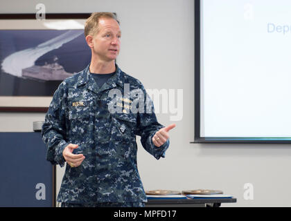 SAN DIEGO (Feb. 24, 2017) der hinteren Adm. John B. Mustin, stellvertretender Commander, Naval Surface Force, US Pacific Fleet, spricht während der LCS finden Leadership Symposium am Naval Base San Diego. Fast 100 Führungskräfte aus über dem Littoral Combat Ship (LCS) Naval Reserve Force und aktive Kraft treffen sich an diesem Wochenende fortgesetzt Strategien für Erfolg und künftige Änderungen für die Naval Reserve LCS-Programm zu diskutieren.. (U.S. Marine Foto von Mass Communication Specialist 3. Klasse Craig Z Rodarte/Freigegeben) Stockfoto