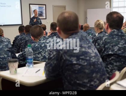 SAN DIEGO (Feb. 24, 2017) der hinteren Adm. John B. Mustin, stellvertretender Commander, Naval Surface Force, US Pacific Fleet, spricht während der LCS finden Leadership Symposium am Naval Base San Diego. Fast 100 Führungskräfte aus über dem Littoral Combat Ship (LCS) Naval Reserve Force und aktive Kraft treffen sich an diesem Wochenende fortgesetzt Strategien für Erfolg und künftige Änderungen für die Naval Reserve LCS-Programm zu diskutieren.. (U.S. Marine Foto von Mass Communication Specialist 3. Klasse Craig Z Rodarte/Freigegeben) Stockfoto