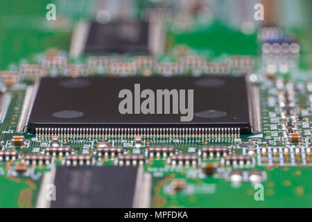 Leiterplatte mit Chips und SMD-Bauteilen. Makrofotografie eines Fragment einer Platine des elektronischen Gerät Stockfoto