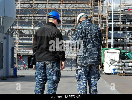 170222-N-YG 414-115 Yokosuka, Japan (Feb. 22, 2017) - Der Maschinist Mate 3. Klasse Cole Lair, Links, und Elektronik Techniker 1. Klasse Corey Rush, sowohl an den USA 7 Flotte Flaggschiff USS Blue Ridge (LCC 19), auf dem Deck des Schiffes. Blue Ridge ist in eine umfassende Wartung, um das Schiff weiterhin als eine robuste Kommunikation Plattform in den USA 7 Flotte Einsatzgebiet zu dienen zu modernisieren. (U.S. Marine Foto von Mass Communication Specialist Seaman Patrick Semales/freigegeben) Stockfoto