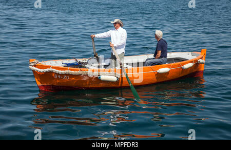 Fährmann rudern Touristen und Urlauber über die jazine Hafen in einem Ruderboot in die kroatische Hafenstadt Zadar Kroatien Stockfoto