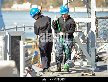 170222-N-YG 414-228 Yokosuka, Japan (Feb. 22, 2017) - seaman Apprentice Pangkov Thao, Links, und Seaman Karina Ibarra Martinez, beide in die USA 7 Flotte Flaggschiff USS Blue Ridge (LCC 19), sweep Bereiche auf dem Deck des Schiffes angebracht. Blue Ridge ist in eine umfassende Wartung, um das Schiff weiterhin als eine robuste Kommunikation Plattform in den USA 7 Flotte Einsatzgebiet zu dienen zu modernisieren. (U.S. Marine Foto von Mass Communication Specialist Seaman Patrick Semales/freigegeben) Stockfoto