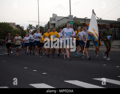 170220-N-WC 566-095 HONOLULU (Feb. 20, 2017) Service Mitglieder, die "Sounds der Freiheit' Team, beteiligen sich an der Großen Aloha Run in Honolulu, 24.02.20. Die Sounds der Freiheit"-Team läuft in einer Formation mit ihrer Einheit, bestehend aus Service Männer und Frauen aus allen Branchen Service. Die große Aloha Run ist 8.15 Meilen und ist eine jährliche Charity Event. Ein Teil des Erlöses Vorteile lokale militärische Unterstützung Programme. (U.S. Marine Foto von Mass Communication Specialist 2. Klasse Gabrielle Joyner/Freigegeben) Stockfoto