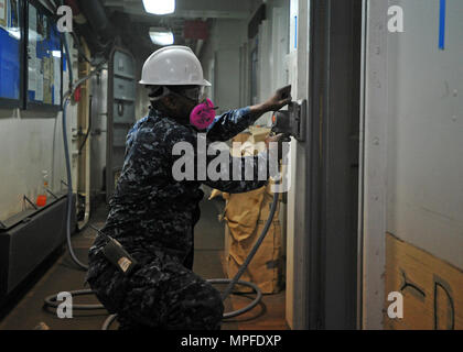 Krankenhaus Corpsman 3rd Class versiegelt einen Türrahmen im medizinischen Wartebereich an Bord der USS Blue Ridge (LCC 19) in Yokosuka, Japan, 22. Februar 2017. Das Flaggschiff durchläuft einen umfangreichen Wartungszeitraum, um Systeme zu modernisieren und die Betriebsfähigkeit als robuste Kommunikationsplattform im Einsatzgebiet der 7. US-Flotte aufrechtzuerhalten. Stockfoto