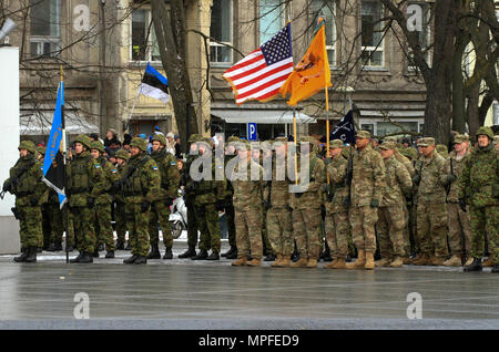 TALLINN, Estland - Soldaten in den 1 Bataillon zugeordnet, 68th Panzer Regiment, 3. gepanzerte Brigade, 4 Infanterie Division, stand in der Ausbildung neben estnischen Soldaten an der estnischen Unabhängigkeit Day Parade in Tallinn, Estland, 24.02.2017. Den "Silbernen Löwen" von 1-68 AR, auf eine Ausbildung Rotation zur Unterstützung der Operation Atlantic lösen, präsentiert M1A2 Abrams Panzer und M2A3 Bradley Kampffahrzeugen und neben Gastgeber marschierten Soldaten und NATO-Partner. Betrieb Atlantik zu lösen ist in den USA eine LED-aufwand in Osteuropa, die das US-Engagement in der kollektiven Sicherheit der NATO demonstriert eine Stockfoto