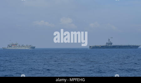 170224-N-RM 689-571 SOUTH CHINA SEA (Feb. 24, 2017) Der Nimitz-Klasse Flugzeugträger USS Carl Vinson (CVN 70) empfangen die Ladung von Lewis und Clark-Klasse Dry Cargo ship USNS Richard E. Byrd (T-AKE 4) Während einer vertikalen Auffüllung-auf-See. Wayne E.Meyer ist in regelmäßigen Western Pacific Bereitstellung mit der Carl Vinson Carrier Strike Group als Teil der US-Pazifikflotte-Initiative die Befehls- und Steuerfunktionen der USA 3 Flotte in der Indo-Asia zu verlängern - Pazifik Region. Us Navy Flugzeugträger Streik Gruppen haben die Indo-Asia - Pazifik regelmäßig und routinemäßig für m patrouillierten Stockfoto