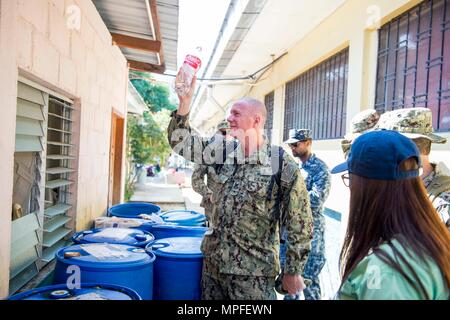 170224-N-YL 073-110 TRUJILLO, Honduras (Feb. 24, 2017) - Hospital Corpsman 1. Klasse Charles Hanson, ein Eingeborener von Virginia Beach, Virginia, zur Marine Umwelt- und Präventivmedizin (NEPMU) 2, Norfolk, Virginia, Mückenlarven, während eine vorbeugende Medizin Website besuchen zur Unterstützung der Fortsetzung Versprechen 2017 (CP-17) stop in Trujillo, Honduras sammelt zugeordnet. CP-17 ist ein US Southern Command - gefördert und U.S. Naval Forces Southern Command/USA Flotte - durchgeführt Einsatz zivil-militärische Operationen durchzuführen, einschließlich humanitärer Hilfe, Ausbildung Engagements und medizinische, zahnmedizinische und Stockfoto