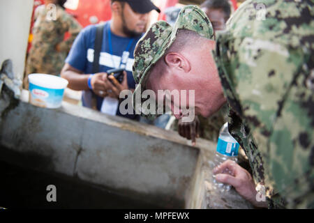 170224-N-YL 073-215 TRUJILLO, Honduras (Feb. 24, 2017) - Hospital Corpsman 1. Klasse Charles Hanson, ein Eingeborener von Virginia Beach, Virginia, zur Marine Umwelt- und Präventivmedizin (NEPMU) 2, Norfolk, Virginia, sucht nach Mückenlarven, während eine vorbeugende Medizin Website besuchen zur Unterstützung der Fortsetzung Versprechen 2017 (CP-17) stop in Trujillo, Honduras zugeordnet. CP-17 ist ein US Southern Command - gefördert und U.S. Naval Forces Southern Command/USA Flotte - durchgeführt Einsatz zivil-militärische Operationen durchzuführen, einschließlich humanitärer Hilfe, Ausbildung Engagements und medizinische, zahnmedizinische und Stockfoto