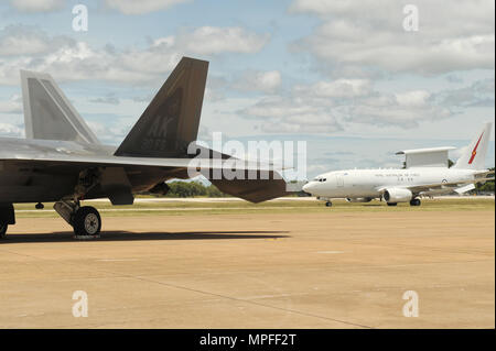 Die Royal Australian Air Force E-7A Wedgetail Taxis vorbei an einer US Air Force 90th Fighter Squadron F-22 Raptor bei RAAF Base Tindal, Australien, 24.02.2017. Zwölf F-22 Raptors und ca. 200 US Air Force Piloten sind in Australien als Teil der erweiterten Luft Zusammenarbeit, einer Initiative unter der Kraft Haltung Abkommen zwischen den USA und Australien. (U.S. Air Force Foto: Staff Sgt. Alexander Martinez) Stockfoto
