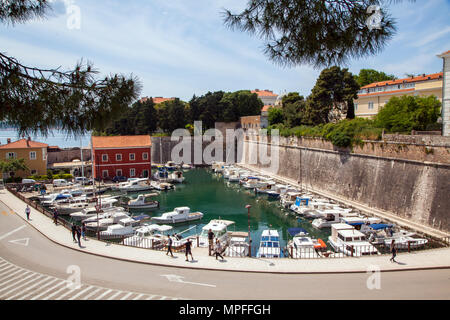 Die Fosa Marina am kroatischen Hafen von Zadar Kroatien mit Yachten, Segelboote und Sportboote im Hafen Stockfoto