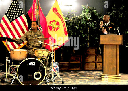 Cpl. Elvis Imes (links, Schlagzeug) und SPC. Anthony Weiß (rechts, Podium) ein musikalisches Stück zu Ehren des Black History Month durchführen, während die schwarze Geschichte Fort Drum Monat Einhaltung im Commons am 23. Februar 2017. Das Stück wurde betont, dass es wichtig ist, die auf einander verlassen sich große Dinge zu vollbringen. (U.S. Armee Foto von SPC. Liane Schmersahl) Stockfoto