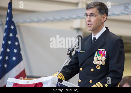 170224-N-RP 435-061 SAN DIEGO (Feb. 24, 2017) Vice Adm. David Johnson, die wichtigsten Milit Stellvertreter für die Assistant Secretary der Marine für Forschung, Entwicklung und Beschaffung begrüßt die Gäste zu der Änderung der Befehl für das Programm Executive Offices' (PEO) Command, Control, Communications, Computer und Informationssysteme (C4I) und Raumfahrtsysteme. Während der Zeremonie, hintere Adm. Carl Chebi entlastet Hinten Adm. Christian "Boris" Becker als PEO C4I und PEO Space Systems. Becker ist auf Befehl Raum und Naval Warfare Systems Befehl. (U.S. Marine Foto von Krishna M.Jackson/Freigegeben) Stockfoto