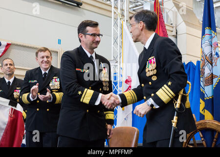 170224-N-RP 435-109 SAN DIEGO (Feb. 24, 2017) Vice Adm. David Johnson, die wichtigsten Milit Stellvertreter für die Assistant Secretary der Marine für Forschung, Entwicklung und Beschaffung (rechts) gratuliert der Adm. Christian "Boris" Becker (links) nach, indem Sie ihn mit der Präsidentschaftswahl Distinguished Service Medal für seine außergewöhnlichen Service wie das Programm Executive Officer (PEO) Command, Control, Communications, Computer und Informationssysteme (C4I) und Raumfahrtsysteme. Becker wurde von hinten Adm entlastet. Carl Chebi während der PEO-C4I und PEO Space Systems ändern des Befehls. Becker ist auf comman Stockfoto