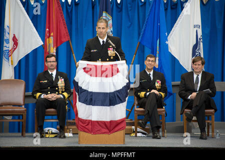 170224-N-RP 435-145 SAN DIEGO (Feb. 24, 2017) der hinteren Adm. Carl Chebi spricht an der Änderung der Befehl für das Programm Executive Offices' (PEO) Command, Control, Communications, Computer und Informationssysteme (C4I) und Raum Systeme, die nach dem Kommando von Hinten Adm. Christian "Boris" Becker (auf der linken Seite sitzt). Chebi sprach über die Fortsetzung der Vision für PEO C4I und PEO Space Systems und freuen uns auf die Belegschaft zu kennen. Becker ist auf Befehl Raum und Naval Warfare Systems Befehl. (U.S. Marine Foto von Krishna M.Jackson/Freigegeben) Stockfoto