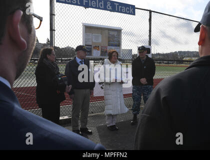 170224-N-LQ 926-012 Everett, Washington (Feb. 24, 2017) Laurie und John Finlayson, Mitglieder der Lion Heart Helden Stiftung, sprechen während einer automatisierten externen Defibrillator Einweihung an der Naval Station Everett Leichtathletik. Zu Ehren von Lance Cpl. David Finlayson, der im Alter von 25 Jahren an plötzlichem Herzstillstand während fünf - Meile Training mit seinem Bataillon in Hawaii run starb, der Lion Heart Helden will die Stiftung Gesundheit des Herzens in der militärischen Gemeinschaft zu fördern. (U.S. Marine Foto von Mass Communication Specialist 2. Klasse Alex Van't Leven/Freigegeben) Stockfoto