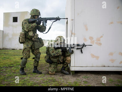 Japan Ground Self Defense Force Soldaten wollen ihre Howa Typ 89 Sturmgewehr bei militärischen Operationen in urbanem Gelände training Neben der Übung Iron Fist, an Bord der Marine Corps Base Camp Pendleton, Calif., Feb 26, 2017. MOUT ist ein Kampf Kurs, mit dem die japanische Soldaten und US-Marines im städtischen Umfeld, wo Sie klare, sichere und Manöver durch Gebäude während der simulierten feindlichen Feuer zu trainieren. Iron Fist ist eine jährliche, bilateralen Training übung, in der US-amerikanischen und japanischen Service Mitglieder trainieren gemeinsam und teilen Techniken, Taktiken und Verfahren ihren Kamm zu verbessern. Stockfoto