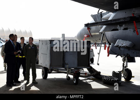 Sekretär Larry Hall, Nord-Carolina Abteilung der Militär- und Veterans Affairs, und Oberst Christopher Salbei, 4 Fighter Wing Commander, der F-15E Strike Eagle Flugzeuge diskutieren, Feb.22, 2017, bei Seymour Johnson Air Force Base, North Carolina. Die US Air Force ist der Auffassung, dass die F-15 E Strike Eagle zu einem der kompetentesten multi-Rolle, Luft-/Luft- und Luft-zu-Boden Streik Kämpfer heute aktiv. (U.S. Air Force Foto von Airman 1st Class Kenneth Boyton) Stockfoto