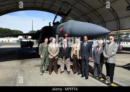 Oberst Christopher Salbei (links), 4 Fighter Wing Commander und Sekretär Larry Hall (dritter von rechts), Nord-Carolina Abteilung der Militär- und Veterans Affairs finden Sie eine F-15E Strike Eagle Flugzeuge während einer Tour, Feb.22, 2017, bei Seymour Johnson Air Force Base, North Carolina. Die Besucher informierten sich über die Möglichkeiten der F-15E Strike Eagle Flugzeuge während ihrer Tour. (U.S. Air Force Foto von Airman 1st Class Kenneth Boyton) Stockfoto