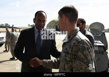 Sekretär Larry Hall, Nord-Carolina Abteilung der Militär- und Veterans Affairs, schüttelt Hände mit Maj Daniel Connors, 4 Aircraft Maintenance Squadron Operations Officer Feb.22, 2017, bei Seymour Johnson Air Force Base, North Carolina. Connors beantwortete Fragen über die Funktionen der F-15E Strike Eagle Flugzeuge während der Tour's Hall. (U.S. Air Force Foto von Airman 1st Class Kenneth Boyton) Stockfoto