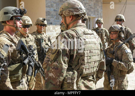 Us-Armee Generalleutnant Stephen Townsend, Mitte, Kommandierender General, Combined Joint Task Force-Operation inhärenten Lösen und XVIII Airborne Corps, besucht Soldaten im taktischen Bereich Hamam al-Alil, Irak, Feb.22, 2017 stationiert. Fallschirmjäger des 2. Brigade Combat Team, 82nd Airborne Division, zur Unterstützung der CJTF-OIR eingesetzt, zog eine Kraft in Hamam al-Alil der irakischen Polizei Unterstützung während der Offensive weiter westlich Mossul zu befreien. Die Falcon Feuerwehr ermöglicht, ihre irakische Sicherheitskräfte, die Partner durch den beraten und unterstützen die Mission, Beitrag Planung, Intelligenz c Stockfoto