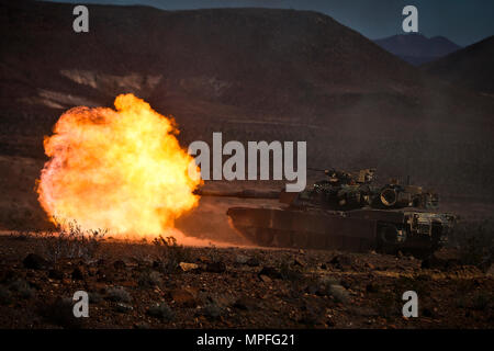 Eine M1A1 Abrams tank Delta Unternehmen zugewiesen sind, 1.Tank Battalion, Feuer, während integrierte Ausbildung Übung (ITX) 2-17 an Bord Marine Corps Air Ground Combat Center, Twentynine Palms, Kalifornien, Feb 16, 2017. ITX ist eine kombinierte Waffen übung, die alle Elemente der Marine Air Ground Task Force eine Gelegenheit, Fähigkeiten während der großen Missionen zu nutzen mehr bereit Streitmacht zu werden. 1/3 gegenwärtig als der Bodenkampf Element für diese Übung. (U.S. Marine Corps Foto von Cpl. Aaron S. Patterson/Freigegeben) Stockfoto