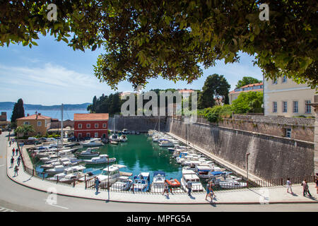 Die Fosa Marina am kroatischen Hafen von Zadar Kroatien mit Yachten, Segelboote und Sportboote im Hafen Stockfoto