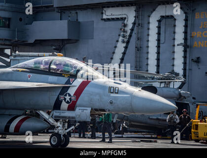 170223-N-BL637-052 SOUTH CHINA SEA (23. Februar 2017) eine F/A-18F Super Hornet zugeordnet, die "Kopfgeldjäger" des Strike Fighter Squadron (VFA) 2 taxis das Flugdeck des Flugzeugträgers USS Carl Vinson (CVN-70). Das Schiff und seine Fördermaschinegruppe Streik ist auf einer westlichen Pazifischen Bereitstellung als Bestandteil der US-Pazifikflotte getragene Initiative, die Befehls- und Funktionen von US zu verlängern 3. Flotte. (Foto: U.S. Navy Mass Communication Specialist 2. Klasse Sean M. Castellano/freigegeben) Stockfoto